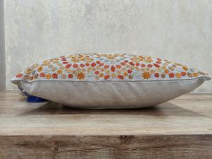 หมอนอิงตกแต่งแบบดั้งเดิมที่100% ปลอกหมอนผ้าคอตตอนสีส้มปักลายดวงอาทิตย์สีทึบสำหรับใช้ในบ้าน - Product Image 2