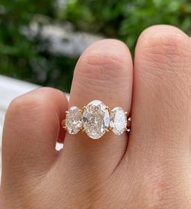 Anillo de Compromiso Ovalado con Tres Piedras, Diamante Cultivado en Laboratorio de Corte Ovalado de 2.50 Ct, Certificado IGI, Oro Amarillo de 14K, Anillo de Boda con Engaste Pavé - Product Image 1