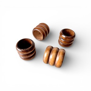 Colección de Anillos para Servilletas Cuadrados de Madera Oscura con Patrón de Grano Refinado para una Decoración de Mesa Sofisticada y Única - Product Image 5