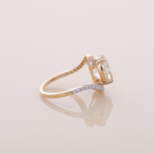 Anillo de Diamante Amarillo Ovalado de 3.44ct Cultivado en Laboratorio, Diseño Halo Bypass, Joyería de Oro Amarillo, Blanco y Rosa de 18K - Product Image 5