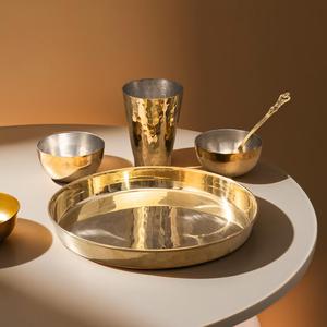 Juego de cena tradicional Thaali de latón Conjunto de servicio indio atemporal para una experiencia gastronómica completa - Product Image 2