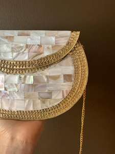 Bolso de Mano Moderno Hecho a Mano para Mujer, con Perlas Madre de la Tierra Ecológicas de Lujo, Decoración de Metal para Bodas y Eventos Especiales - Product Image 2