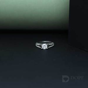 Anillos de compromiso de moissanita Unisex redondo brillante Split Shank 925 plata esterlina Acero inoxidable laboratorio creado uso diario - Product Image 2