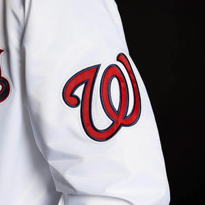 Veste bomber en satin de style universitaire d'hiver, épaisse, brodée, design baseball, col montant, traitement teinté - Product Image 4