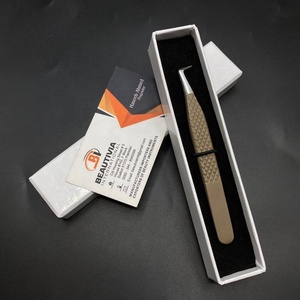 Pince à cils personnalisée en acier inoxydable japonais à 90 degrés pince à épiler à extension de volume de botte pointue solide enduite de poudre privée - Product Image 1