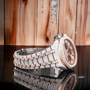 Reloj de diamante de moissanita de gama alta con logotipo personalizado para hombre, detalle de piedra deslumbrante, acabado pulido, estilo audaz, banda de acero inoxidable - Product Image 2