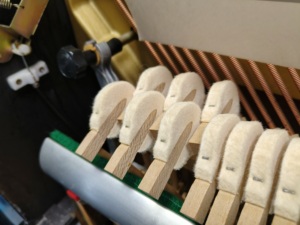 เปียโนตั้งพื้น Kawai KU10 สีเบอร์กันดีจากญี่ปุ่น เสียงโทนอุ่น ปรับจูนอย่างแม่นยำ ตัวเลือกสำหรับมืออาชีพ เสียงบริสุทธิ์ สัมผัสสบาย - Product Image 5