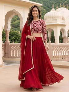 Ensemble Lehenga Choli en Georgette Rouge, longueur ras du sol, avec Blouse Brodée et Dupatta à Bordure Zari et Paillettes, pour occasions de fête, style Bollywood - Product Image 2