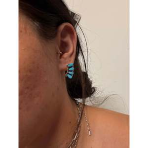 Pendientes Zuni Hechos a Mano con Forma de Pluma en Oro de 14K, con Turquesa y Diamantes Tallados en Pera en Plata de Ley, Joyería en Oro Blanco y Oro Rosa - Product Image 2
