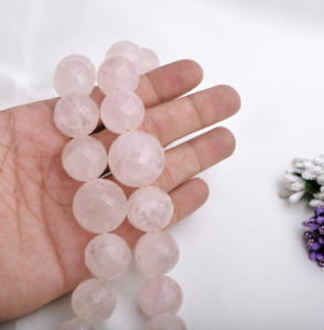 ลูกปัดโรสควอตซ์ธรรมชาติขนาด 15 มม. ถึง 24 มม. ทรงเหลี่ยมเพชรพลอย สำหรับทำเครื่องประดับชั้นดี - Product Image 4