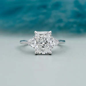 Bague de fiançailles à trois pierres en diamant taille radiant en or blanc, bijoux en diamant de laboratoire - Product Image 1