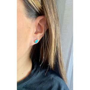 Pendientes Navajo Hechos a Mano con Turquesa y Plata de Ley Incrustada en Forma de Gota de Agua - Product Image 2