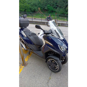 Metropolis 400 Electric Closed Body Type Product - Product Image 5