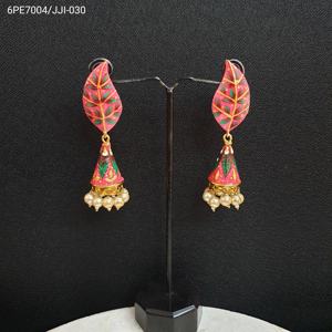 Boucles d'oreilles Jhumki peintes à la main rose foncé principalement en alliage de zinc - Product Image 2