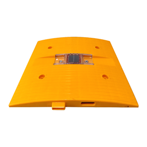 Reductor de Velocidad con Luz Intermitente 50 x 50 x 4.5 cm, Bump de Goma Reciclada para Exteriores, para Seguridad Vial - Product Image 6