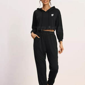 Conjunto de Top Corto y Pantalones Deportivos a Juego con Cintura Elástica y Sensación Acogedora, Hecho en Pakistán - Product Image 2