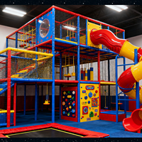 Parc d'attractions intérieur amusant avec toboggans lumineux, défis de puzzle, trampolines circulaires et équitation pour enfants