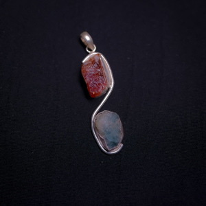 Pendentif en agate rouge Aventurine en argent sterling 925 avec breloque en pierre brute plaquée argent avec diamant et perle - Product Image 1