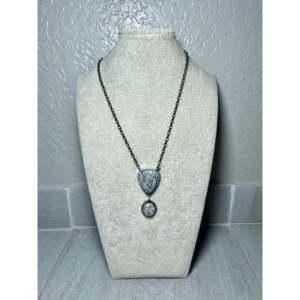 Collier Tia Long Golden Hill en turquoise avec serti clos et motif en forme d'écusson en argent sterling - Product Image 4