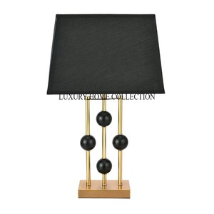 Lámpara de pie de mesa de metal hecha a mano con un detallado trabajo de grabado para añadir un lujoso atractivo a cualquier decoración. - Product Image 1