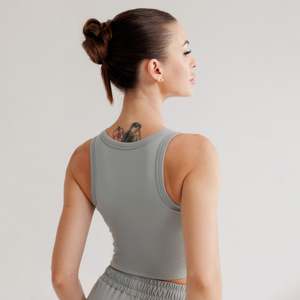 เสื้อชั้นในกีฬาแบบครอปท็อปสีเทาเฟล็กซ์ ออรา - Product Image 5