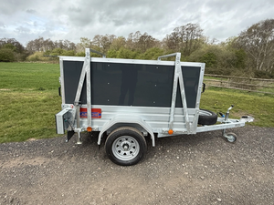 Remolque tipo caja 6x4 con estructura de tienda de campaña y soporte para tienda de techo, en venta a precio económico. - Product Image 3