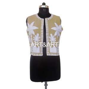 Chaqueta de Invierno para Mujer Hecha a Mano 100% Algodón con Bordado Suzani, Abrigo Corto de Tela TNT con Estilo y Diseño de Bata - Product Image 1