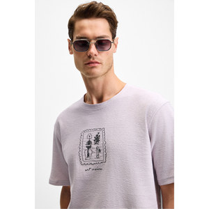 GRIMELANGE DAPPERLY เสื้อยืดคอกลมผ้าฝ้ายออร์แกนิกพิมพ์ลายด้านหน้าและลายปักสำหรับผู้ชาย - Product Image 4