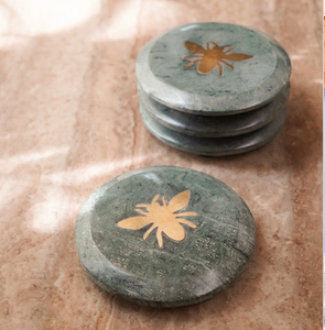 Ensemble de dessous-de-verre ronds en marbre gris avec un élégant design de cercle doré gravé, disponible à prix de gros. - Product Image 5