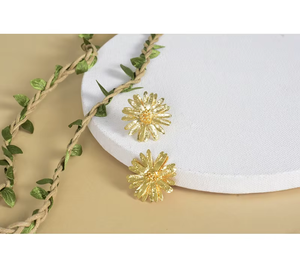 ต่างหูทรงเรขาคณิตที่ไม่เหมือนใครสำหรับผู้หญิง |   การออกแบบโกลเด้น บลูม พร้อมผิวสัมผัสเรียบเนียน - Product Image 4