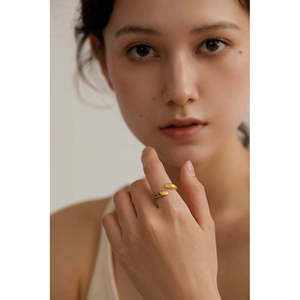 Anello Placcato Oro 18K con Intarsio in Resina, Gioiello Casual Trendy con Fascia Geometrica e Numero in Stile Religioso - Product Image 3