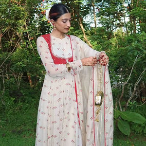 Ensemble de costume Anarkali imprimé crème de luxe Unity avec dupatta et veste contrastée en tissu de soie mélangée douce - Product Image 1