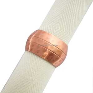 Top vendeur en laiton martelé serviette anneau or fini forme ronde porte-serviettes pour la maison Table à manger décor accessoires - Product Image 2