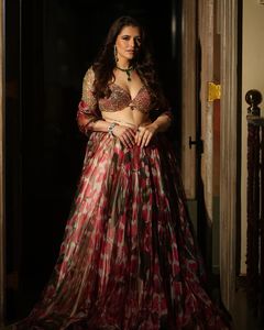 El Más Hermoso Lehenga Choli de Seda de Moda para Fiestas de Invierno con Estampado Floral - Product Image 2