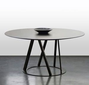 Table basse en métal design avec de fines sculptures et un attrait luxueux pour une décoration élégante à valeur esthétique - Product Image 1