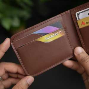 กระเป๋าสตางค์หนังแท้สีน้ำตาลแบบพับสองตอน งานแฮนด์เมดสุดคลาสสิก พร้อมการรับประกัน 5 ปี และลายปั๊มนูน สำหรับผู้ชาย - Product Image 2