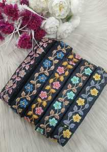 Fait sur commande dans le travail de miroir et dans les lacets brodés par machine conçus géométriques et dans deux couleurs pour des robes et des vêtements. - Product Image 3