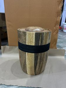 Urna Funeraria de Madera de Mango Sólida y Elegante, Hecha a Mano, Jarra Conmemorativa Natural, Forma Clásica, Instalación en Exteriores/Jardín, Resistente a la Intemperie - Product Image 3