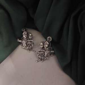 Proveedor Directo de la India, Pendientes de Plata de Alta Calidad con Diseño Geométrico de Radha Krishna, Joyería Étnica para Mujer - Product Image 1