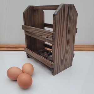 Estante de madera duradero para huevos con base antideslizante diseñado para evitar el movimiento y mantener los huevos seguros en las encimeras - Product Image 1