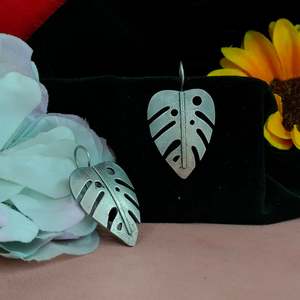 Pendientes de gota con forma de hoja de aspecto plateado versátiles, moda ligera inspirada en la naturaleza para ocasiones diarias y especiales - Product Image 1