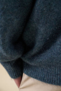 Pull pour homme en maille moelleuse en mohair, col en V long, coupe ample, fermeture à boutons, sur mesure en gros, streetwear - Product Image 6