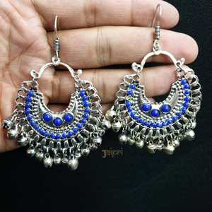 Pendientes de plata oxidada Chandbali de piedra azul estilos de araña de aro étnico de moda para fiestas hechas de acero inoxidable perla de latón - Product Image 2