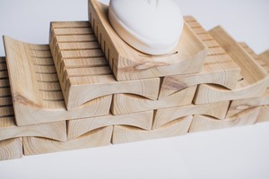 Jabonera de madera de cedro Natural 100% con bandeja de drenaje minimalista con acabado pulido para baño o cocina de Crescent Crafts - Product Image 3