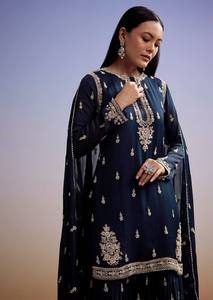Ensemble Kurti et pantalon brodés tendance avec dupatta réversible pour femmes, idéal pour les fêtes et les mariages - Product Image 3