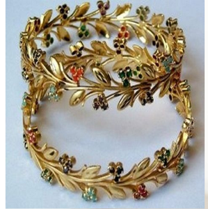 Brazaletes clásicos de latón estilo moneda de oro 'Kasu Mala' con piedras de rubí. Disponible a precios de mayoreo. - Product Image 4