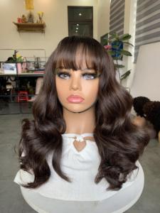 Perruque en cheveux humains de longueur moyenne avec frange ondulée, couleur et texture personnalisables - Product Image 3