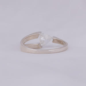 Anillo de compromiso con corte trillón y tallo dividido de un solo lado, con diamante pequeño cultivado en laboratorio, oro macizo de 18 quilates, certificado IGI, engaste pavé 0.5-0.75 - Product Image 3