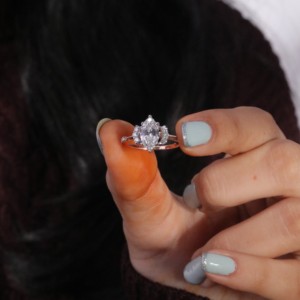 Anillo de Compromiso Clásico con Diamante Cultivado en Laboratorio de Corte Marquise Art Deco, Chapado en Oro de 14K, 1.70ctw, Calidad Superior, Certificado IGI, Engaste de Puntas - Product Image 3