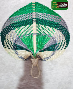 Abanico hecho a mano con material de bambú natural, abanico de hojas de plam en forma de corazón colorido de Vietnam - Product Image 3